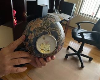 . . . the bowl's markings