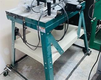 Grizzly sliding router table with router