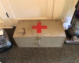 Military medical trunk with tray