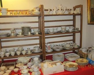 MANY FINE EXAMPLES OF CHINA AND CUPS AND SAUCERS