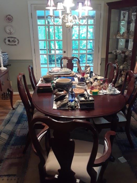 Oval dining room table with one  leaf and 6 Queen Anne style dining chairs, 2 armchairs and 4 side chairs