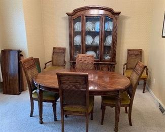 STANLEY dining room set $600
Includes: table, 2 leafs, 6 chairs, lighted china cabinet. Excellent condition!