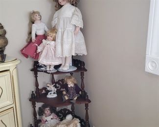 Corner shelf and dolls