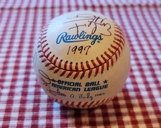 1997 Texas Rangers signed baseball. 6 signatures. Rusty Greer, Xavier Hernandez, Mike Simms Ed Vosberg + 2 more