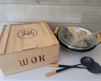 Wok Set Comes In Wooden Box