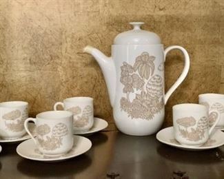 (18) Piece Tea Set, Tea Pot and 8 Cups & Saucers
