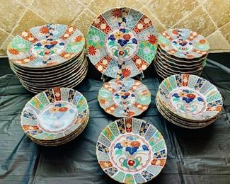 (33) Imari Fan Fine Porcelain Dinnerware, Japan     Discontinued Pattern by Arita, Japan
See pictures for details�