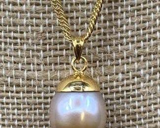 18k Gold & Pearl Necklace - 6.45g tw - chain is 2.51 g - pendant is 3.92 g