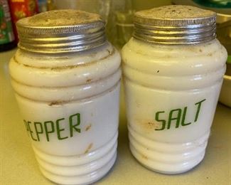 Vintage S&P shaker set