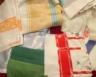 025b Vintage Tablecloths