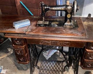 042b Singer Treadle Sewing Machine