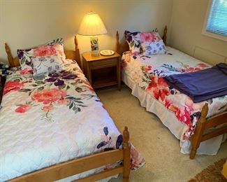 228 Twin Twin Beds with Twin Lamps One Side Table