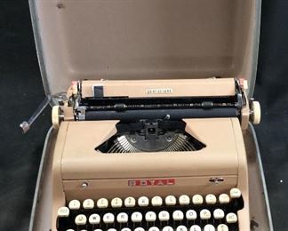 VINTAGE ROYAL MECHANICAL TYPEWRITER