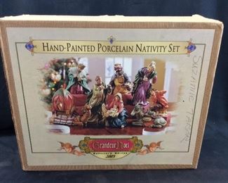 GRANDEUR NOEL PORCELAIN NATIVITY SET