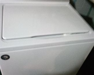 4.ALMOST NEW WASHER. HAS STAINLESS STEEL HARDLY USED. $200