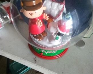 115. SNOOPY CHRISTMAS GLOBE $15