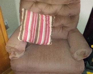 71.VERY NICE RECLINER EXCELLENT CONDITION $50