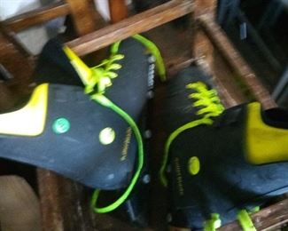 329. DERBY SKATES $10