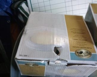 330. LIGHT FIXTURE NEW $5