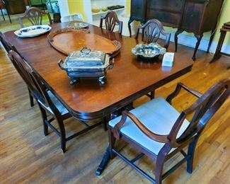 Mahogany Duncan Phyfe dining table and six chairs. 