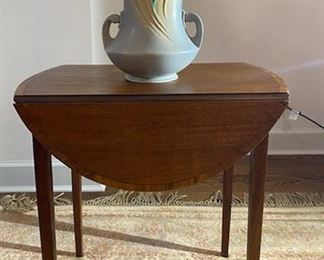 VINTAGE END TABLE AND ROSEVILLE VASE (CHIPPED)