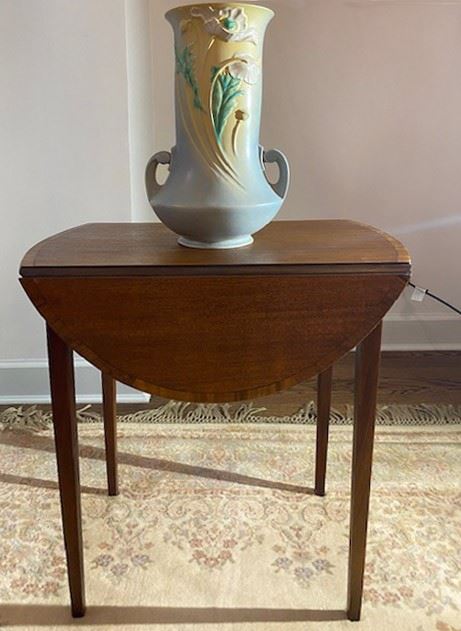 VINTAGE END TABLE AND ROSEVILLE VASE (CHIPPED)
