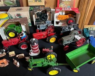 Various collectible tractors - Mint condition