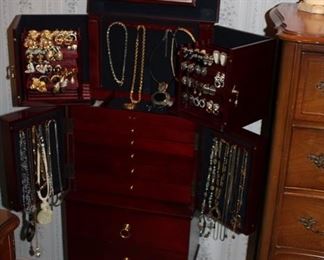 Tons of jewlery, all has been taken off of premises for valuation and research