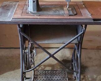 218Atq White Treadle Sewing Machine and Table