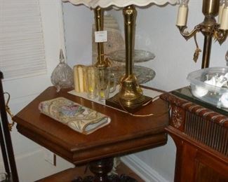 Cool occasional table w/pair of Stiffel Lamps