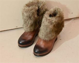 167. VINCE CAMUTO Size 10 Ankle Boots