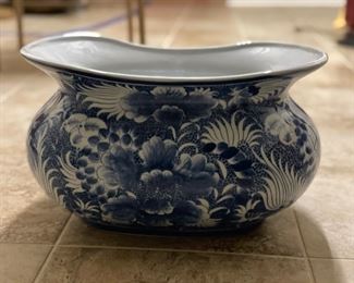 Blue and white cachepot. 