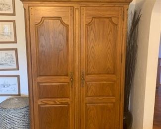 Armoire in excellent condition. He has full shelving, but also has a pole that can go in at the top, and top shelving can come out.