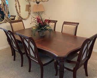 Beautiful Dining room table/upholstered chairs/6 with 2 leafs
