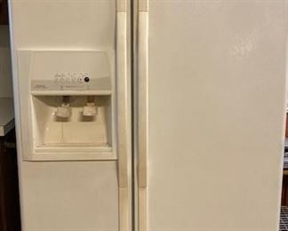 25.4 Cubic Ft. Side by Side Whirlpool Refigerator/Freezer w/Ice Maker and In-Door Water & Ice.