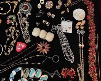 Wide Variety Of Fashion Jewelry. Necklaces, Rings and Earrings.