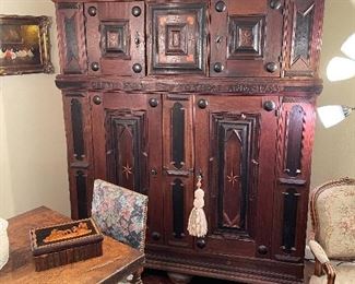 17TH C. EXTRAORDINARY  "KAS" FROM HOLLAND. A MARRIAGE CABINET.