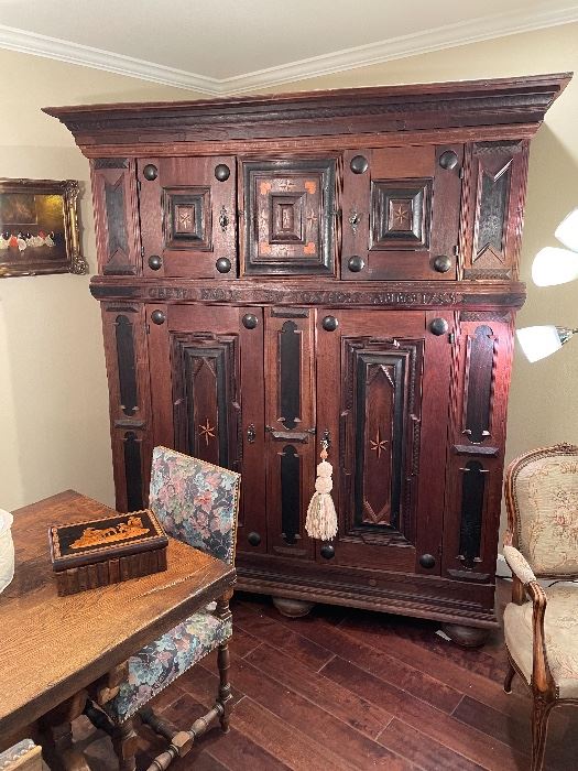 17TH C. EXTRAORDINARY  "KAS" FROM HOLLAND. A MARRIAGE CABINET.