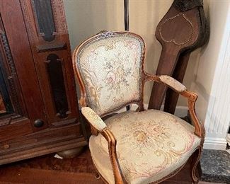 ANTIQUE FRENCH COUNTRY ARMCHAIR.