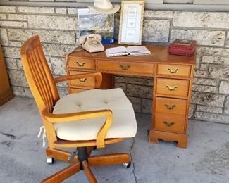 Wood desk Sunday...
$20!