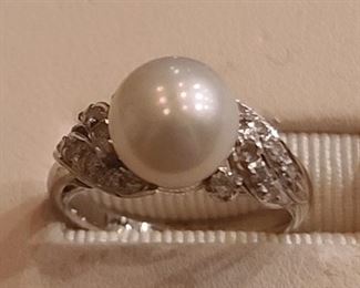 14k white diamond and pearl ring  4 grams.. $180