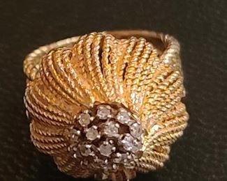 18k yellow diamond ring 13 gr..$660