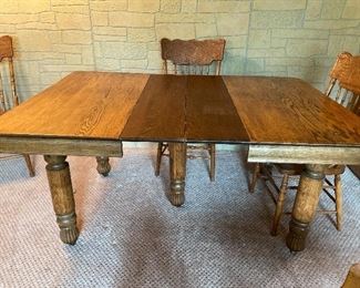 Antique farmhouse table, 5 legged (2 leaves; 5 chairs)