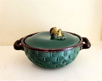 BASKETWEAVE BAKING DISH w/MUSHROOM LID