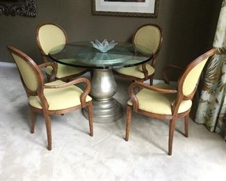 44" ROUND PEDESTAL GLASS TOP TABLE W/4 ARM CHAIRS WITH CUSTARD COLOR FABRIC SEAT AND MEDALLION BACK