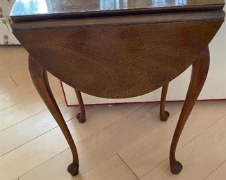 Small drop leaf Sherrill occasional table