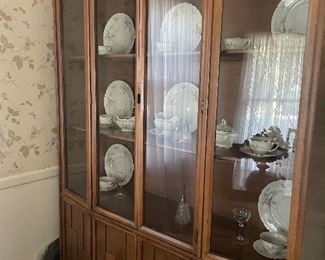 Kroehler Furniture China Cabinet 
