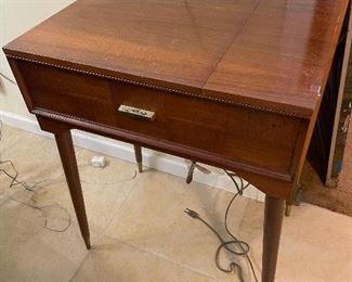 Singer Sewing Machine w/cabinet - the machine does not work. 