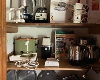 small kitchen appliances an bakeware