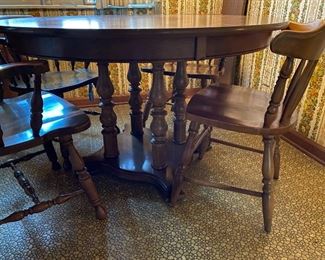 Kitchen table with 4 chairs and 1 extra leaf